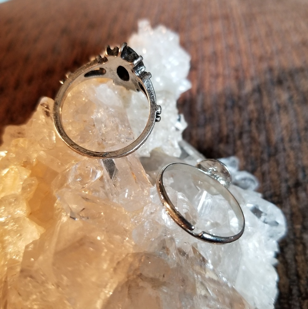 🌷Two Silvertone Rings - Picture 4 of 4